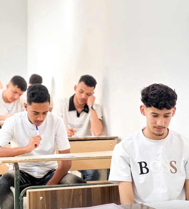 الطلاب في قاعة الامتحانات